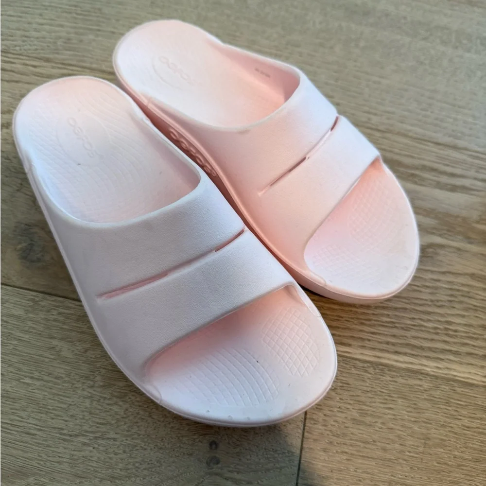 OOFOS Women's Soft Pink Comfort Slippers - Picture 2 of 2